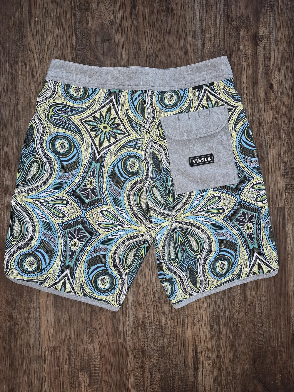 Vissla Mystery Reef Boardshorts Swim Trunks  In Bright Sulfur Mens Sz 30